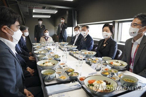 الرئيس مون يلتقي مسؤولي جناح كوريا بمعرض إكسبو دبي
