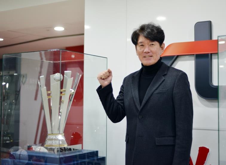 KT Wiz manager Lee Kang-chul poses next to the team's 2021 Korean Series trophy at KT Wiz Park in Suwon, around 45 kilometers south of Seoul, on Jan. 17, 2022. (Yonhap)