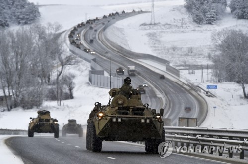 크림반도 고속도로 따라 이동하는 러시아군 장갑차들