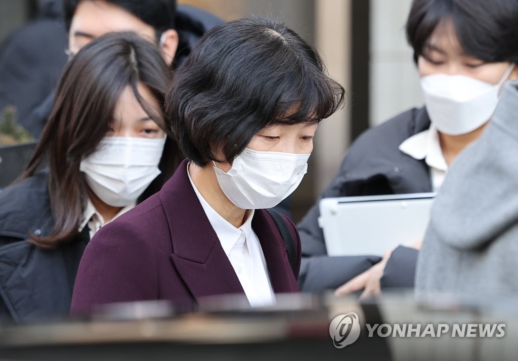 Independent Rep. Yang Jung-suk (C) leaves the Seoul Southern District Court after attending her sentence trial over her illegal electioneering charges on Jan. 20, 2022. (Yonhap) 