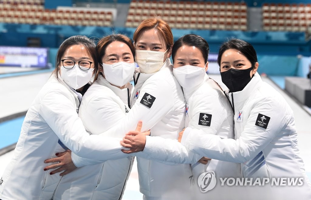 Les membres de l'équipe fémininie nationale de curling posent pour une séance photos durant la journée de la presse au centre de curling de Gangneung, le vendredi 21 janvier 2022. De g. à dr. : Kim Seon-yeong, Kim Yeong-mi, Kim Cho-hi, Kim Eun-jung et Kim Kyeong-ae. 