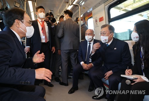 مون يركب قطارا كوريا جديدا للخط الثالث لمترو أنفاق القاهرة