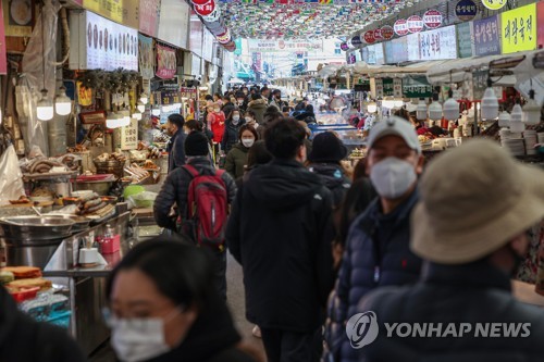 سوق شعبية أمام عطلة عيد رأس السنة القمرية الجديدة