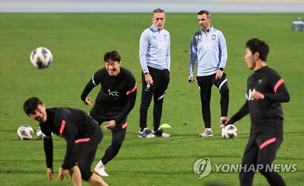 South Korea head coach Paulo Bento (3rd from L) watches his team during a training session at the Police Officers' Club in Dubai on Jan. 30, 2022, in preparation for a World Cup qualifying match against Syria. (Yonhap)