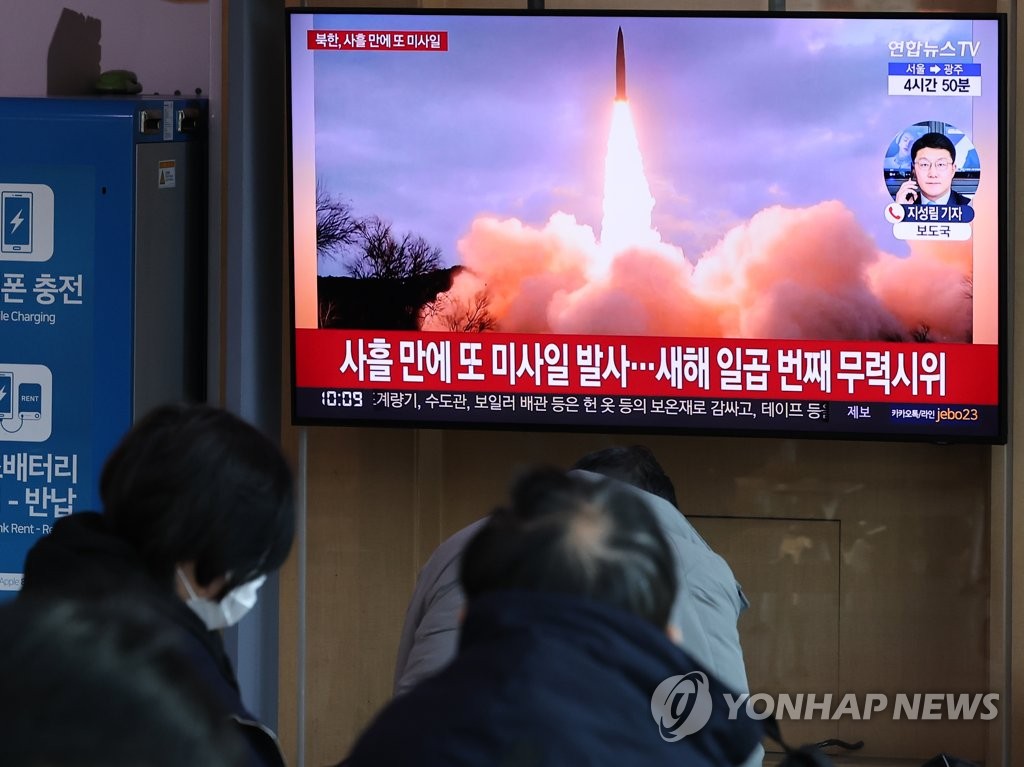북한, 중거리 탄도미사일 발사…4년만에 최대 수위 도발