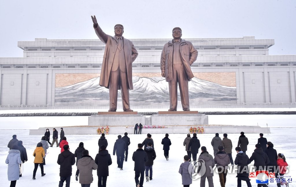 설 맞아 김일성·김정일 동상에 헌화하는 북한 주민들