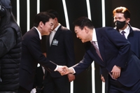 인사 나누는 안철수 후보와 윤석열 후보