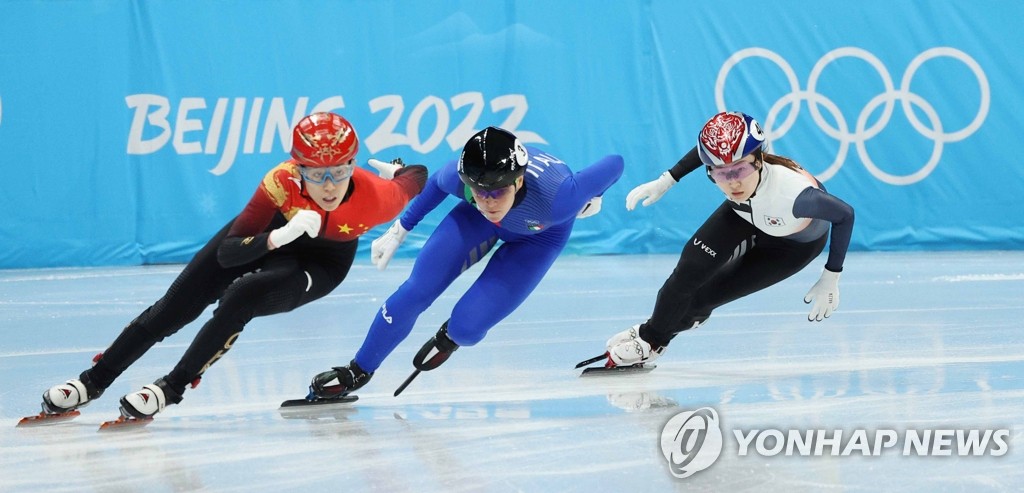 Choi Min-jeong of South Korea (R) competes in the quarterfinals of the mixed team relay in short track speed skating at the Beijing Winter Olympics at Capital Indoor Stadium in Beijing on Feb. 5, 2022. (Yonhap)