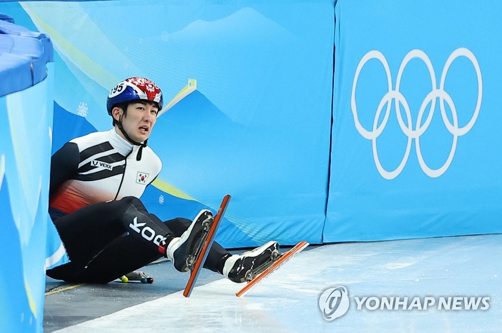 Park Jang-hyuk of South Korea crashes into the padding during the mixed team relay in short track speed skating at the Beijing Winter Olympics at Capital Indoor Arena in Beijing on Feb. 5, 2022. (Yonhap)