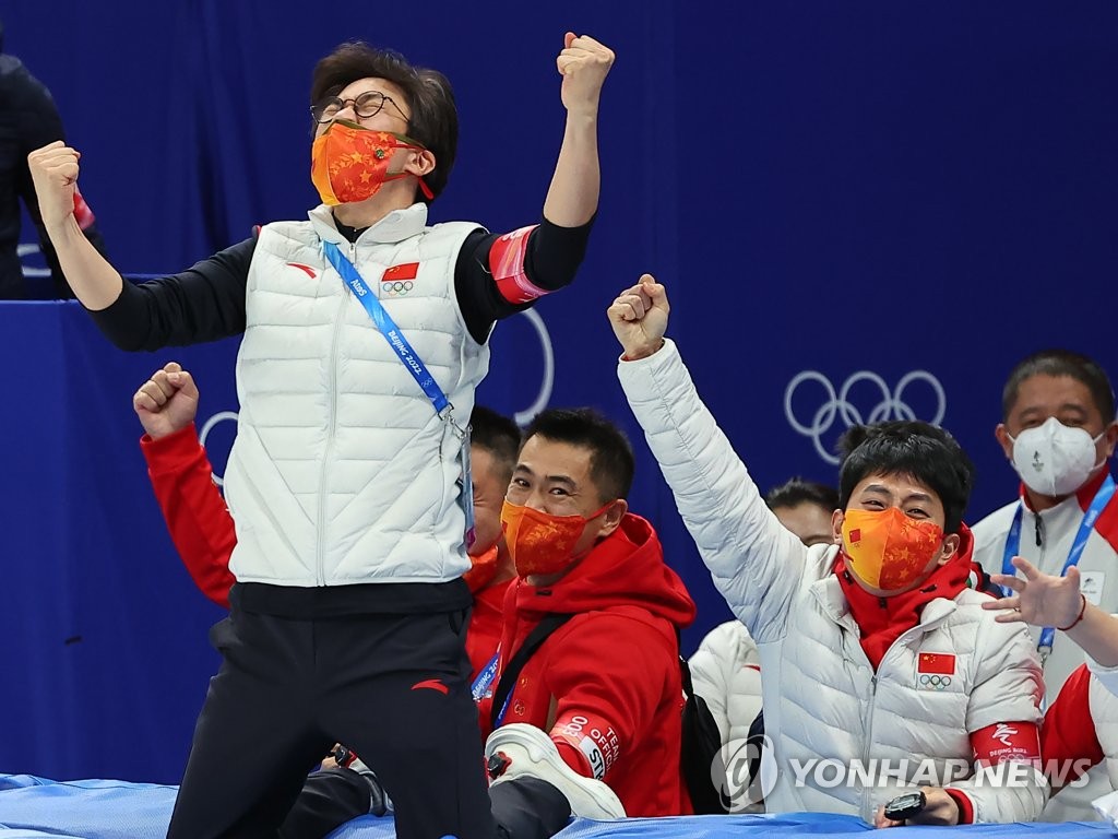 [올림픽] 중국 금메달에 환호하는 김선태 감독과 안현수 코치