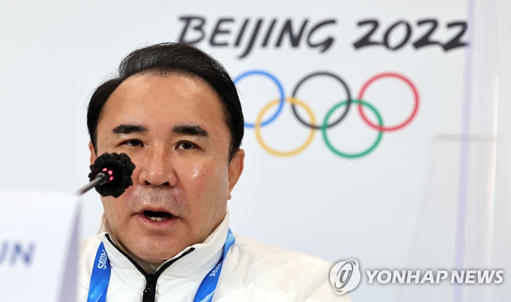 Yoon Hong-geun, the head of South Korea's Winter Olympic delegation, holds an emergency news conference at the Main Media Center in Beijing on Feb. 8, 2022, declaring South Korea will be taking its appeal of "biased" refereeing penalizing two South Korean short trackers to the Court of Arbitration for Sport (CAS). The previous day, Lee June-seo and Hwang Dae-heon were "unfairly" disqualified in the semifinals of the men's 1,000m short track speed skating race at the Winter Olympics. (Yonhap)