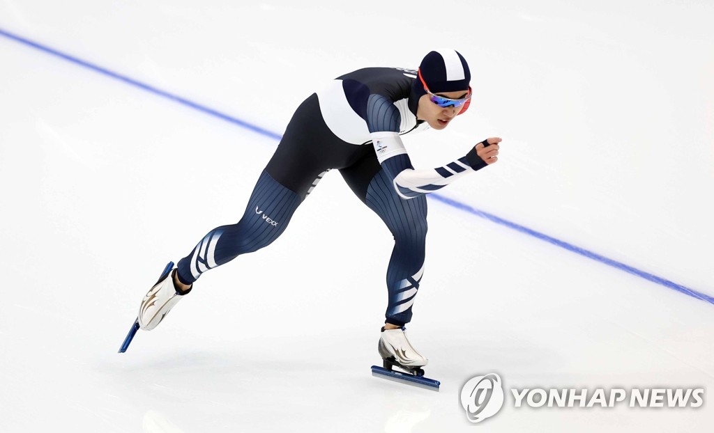 Kim Min-seok of South Korea competes in the men's 1,500m speed skating race at the Beijing Winter Olympics at the National Speed Skating Oval in Beijing on Feb. 8, 2022. (Yonhap)
