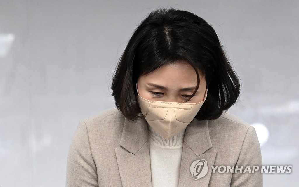 고개 숙여 사과하는 김혜경