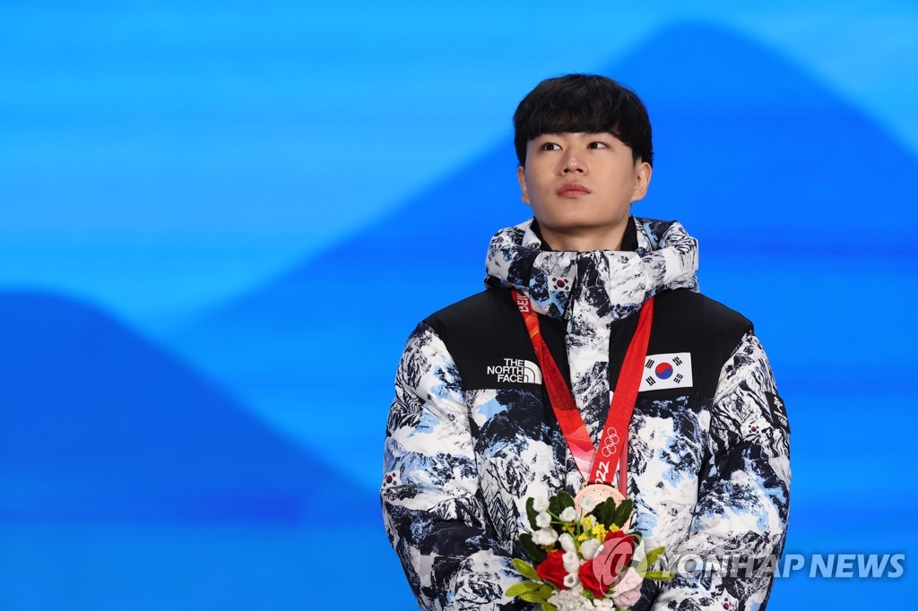 In this file photo from Feb. 9, 2022, South Korean speed skater Kim Min-seok attends the medal ceremony for the men's 1,500 meters at the Beijing Winter Olympics at Beijing Medal Plaza after winning the bronze medal. (Yonhap)