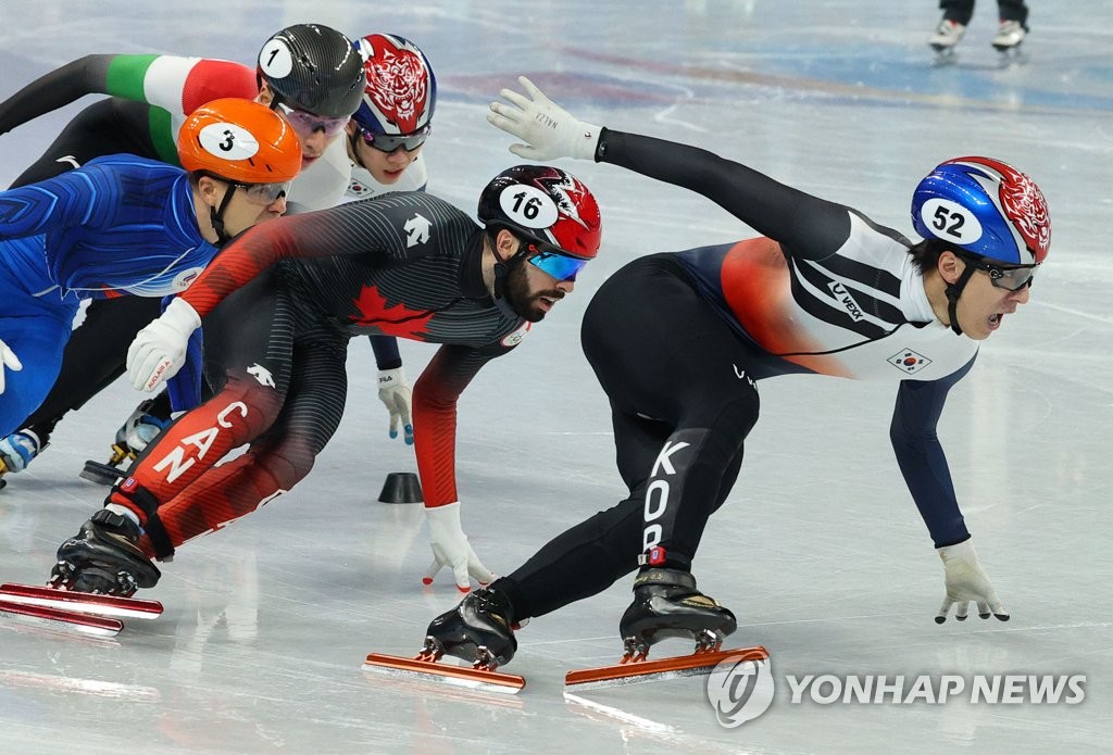 Le patineur sud-coréen Hwang Dae-heon (à dr.) participe à la finale du 1.500m masculin de patinage de vitesse sur piste courte, aux Jeux olympiques d'hiver de Pékin au Palais omnisports de la capitale à Pékin, le mercredi 9 février 2022. 