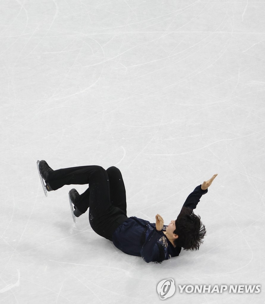 Le patineur artistique sud-coréen Cha Jun-hwan chute après une tentative de quadruple boucle piqué lors de son programme libre lors de la compétition masculine de patinage artistique aux Jeux olympiques d'hiver de Pékin au Palais omnisports de la capitale à Pékin, le 10 février 2022.