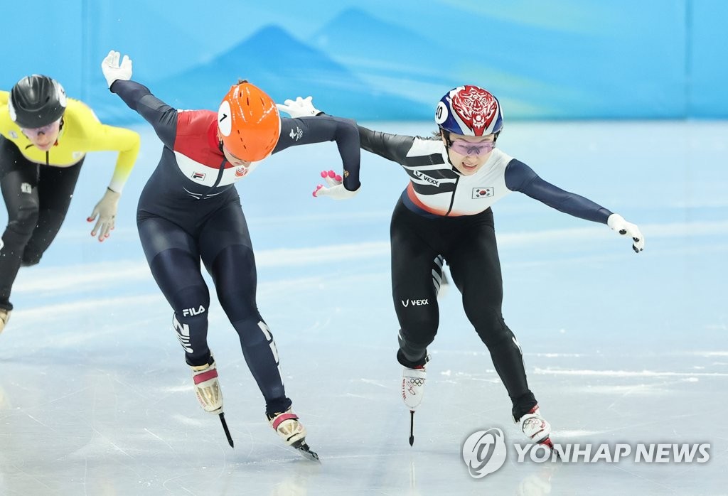 La patineuse sud-coréenne Choi Min-jeong (à droite) termine derrière la hollandaise Suzanne Schulting lors de la finale du 1.000m féminin en patinage de vitesse sur piste courte aux Jeux olympiques d'hiver de Pékin 2022 au Capital Indoor Stadium de Pékin le 11 février 2022.