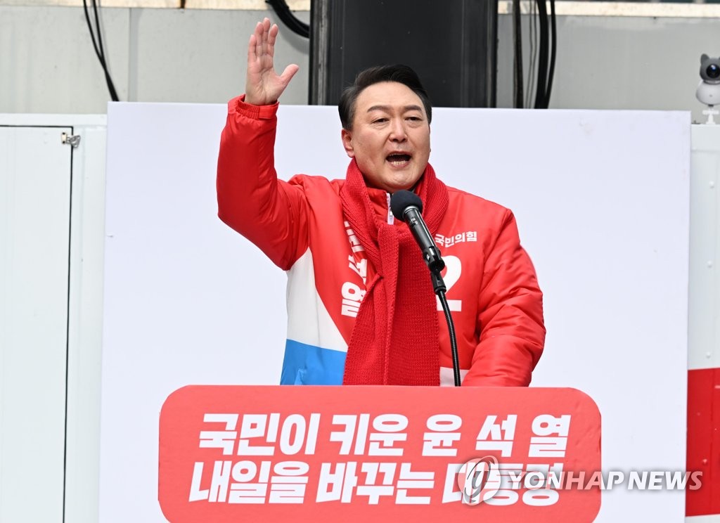 Yoon Suk-yeol, the presidential candidate of the main opposition People Power Party, speaks during a ceremony launching the official campaign period at Cheonggye Plaza in Seoul on Feb. 15, 2022. (Pool photo) (Yonhap)