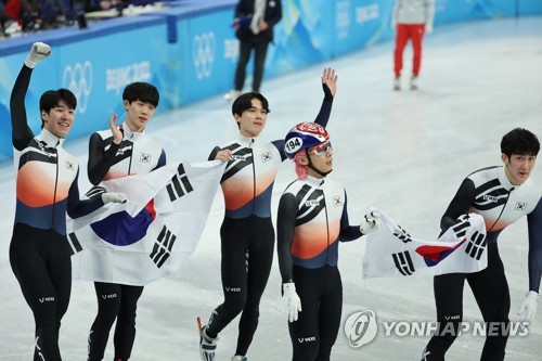 (أولمبياد بكين) فوز الفريق الكوري للرجال بفضية سباق التتابع للتزلج السريع على المضمار القصير