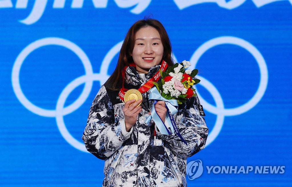 South Korean short track speed skater Choi Min-jeong holds up her gold medal from the women's 1,500m during the medal ceremony at the Beijing Winter Olympics at Beijing Medal Plaza in Beijing on Feb. 17, 2022. (Yonhap)