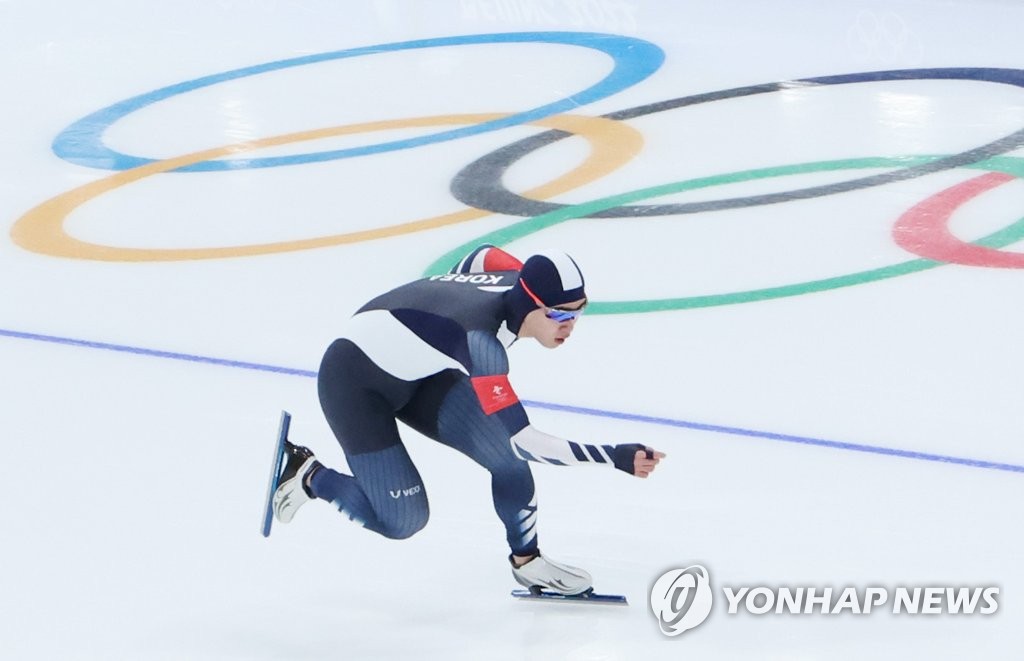 Kim Min-seok of South Korea competes in the men's 1,000m speed skating race at the Beijing Winter Olympics at the National Speed Skating Oval in Beijing on Feb. 18, 2022. (Yonhap)