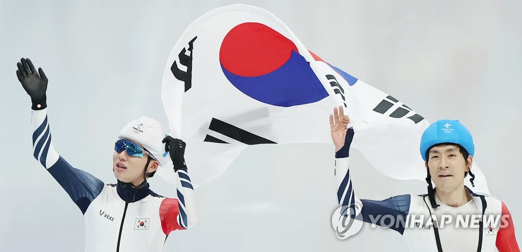 الرئيس مون يهنئ جونغ جيه-وون ولي سونغ-هون على فوزهما بالفضية والبرونزية في أولمبياد بكين