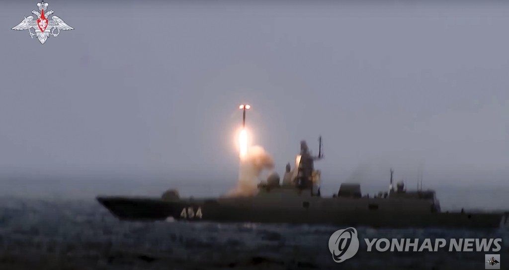 Navio de guerra russo treina para lançar mísseis hipersônicos