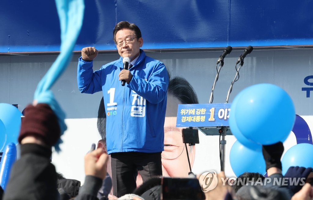 演説する李氏＝２０日、水原（聯合ニュース）