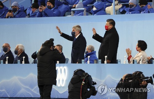 [올림픽] 손 흔드는 시진핑 국가주석-토마스 바흐 위원장