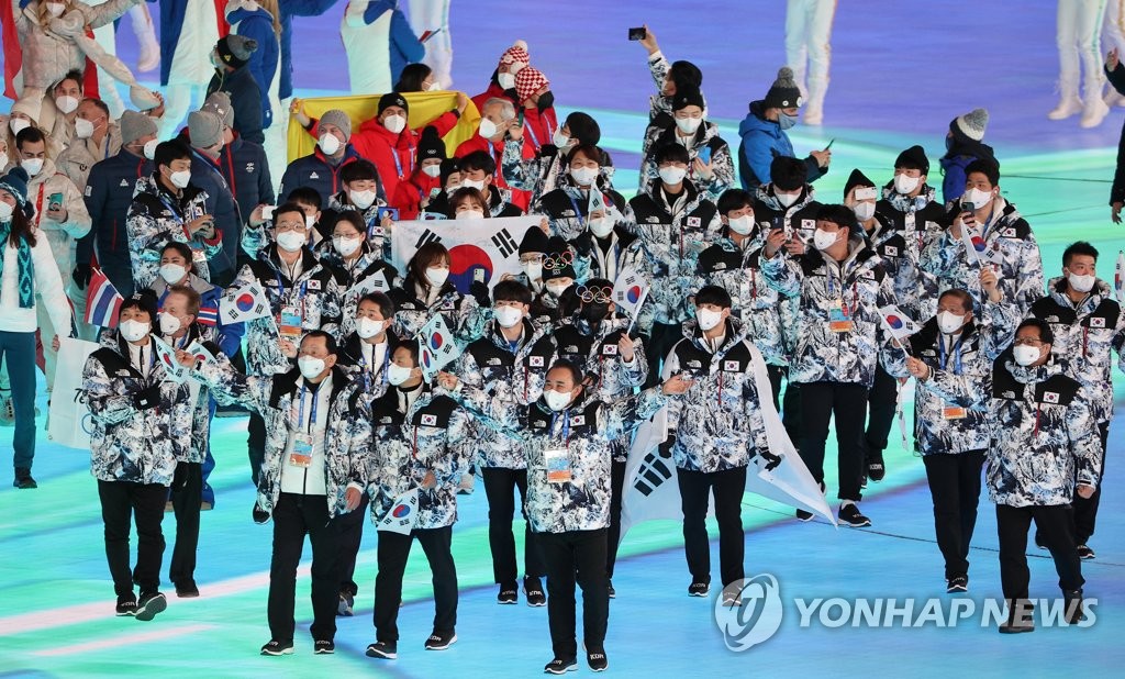 South Korean athletes and officials enter the National Stadium in Beijing for the closing ceremony of the 2022 Beijing Winter Olympics on Feb. 20, 2022. (Yonhap)