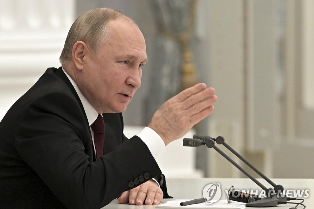 [우크라 침공] Putin hit with sanctions bombs: ‘The West is an empire of lies’