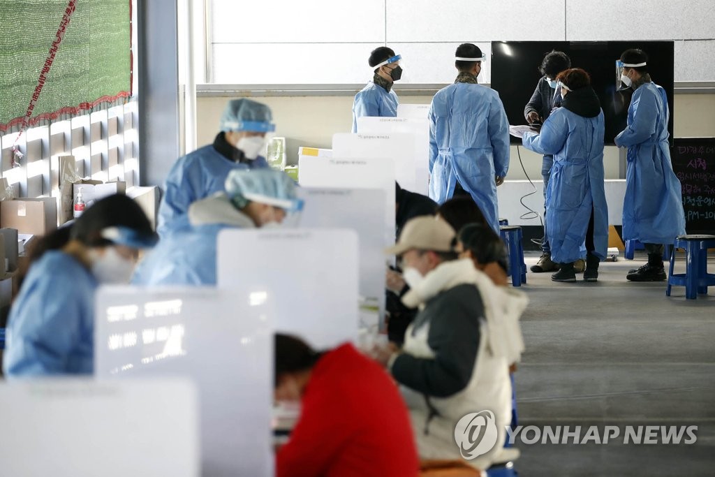 Des citoyens subissent un test antigénique rapide au centre médical public de l'arrondissement de Buk de Gwangju, le mardi 22 février 2022. 