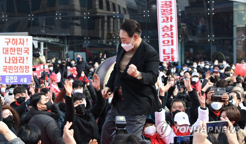 어퍼컷 세리머니하는 윤석열 후보