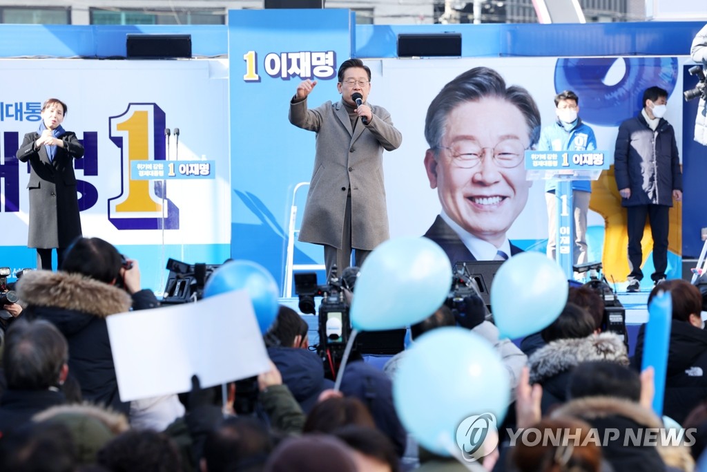 (LEAD) Lee says Ukraine crisis poses risks for S. Korean economy