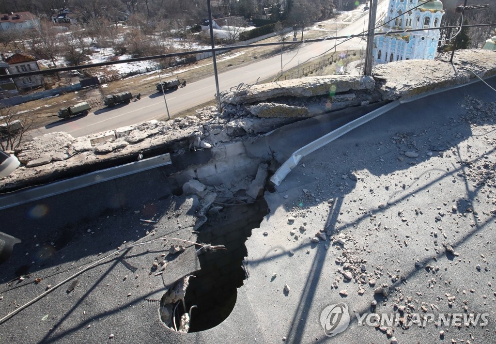 러시아군 포격에 구멍 뚫린 우크라이나 건물 옥상