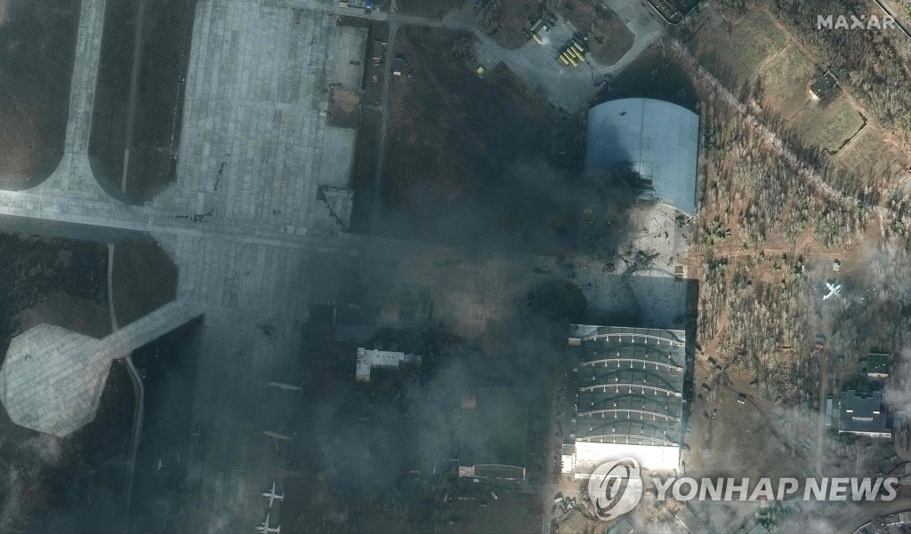 공습과 교전으로 파괴된 우크라 안토노프 공항 격납고