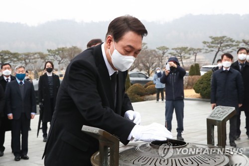 韓国次期大統領の尹錫悦氏　国立墓地参拝後に記者会見へ