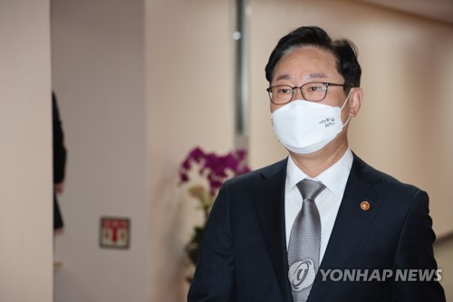 박범계 "장관 수사지휘권 폐지 반대…공정성 시비 심해질 것"