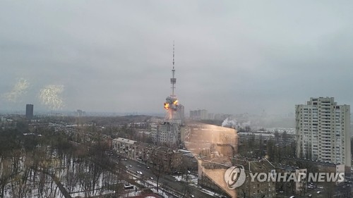 러시아군 공격으로 폭발하는 우크라 키이우 TV 송신타워