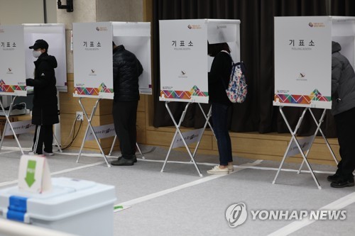 ソウル市内で期日前投票を行う有権者＝４日、ソウル（聯合ニュース）
