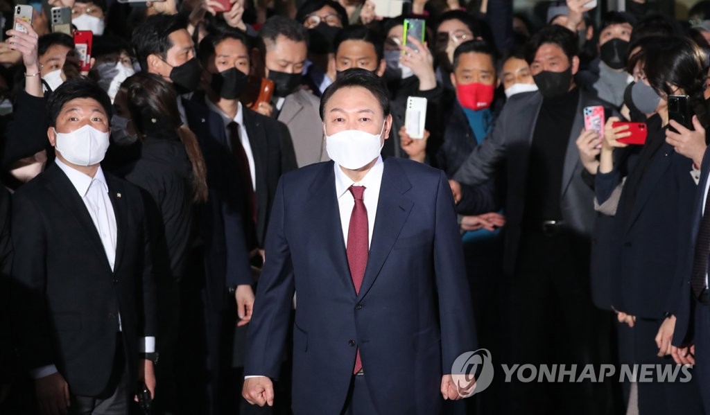 Le président élu Yoon Suk-yeol prend la parole le jeudi 10 mars 2022 en quittant sa résidence à Séoul pour se diriger vers l'Assemblée nationale. (Pool photo)