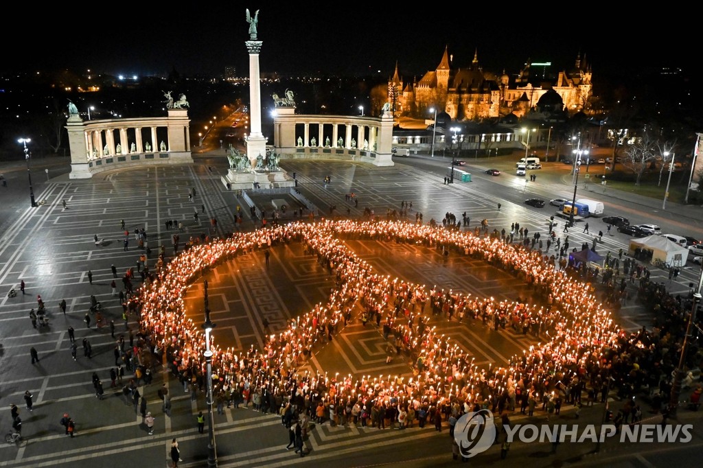 '우크라에 평화를'…촛불 들고 반전시위 하는 헝가리인들
