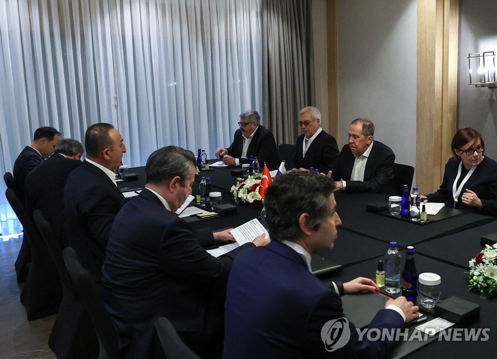 Os ministros das Relações Exteriores da Rússia e da Ucrânia se reuniram na Turquia no dia 10