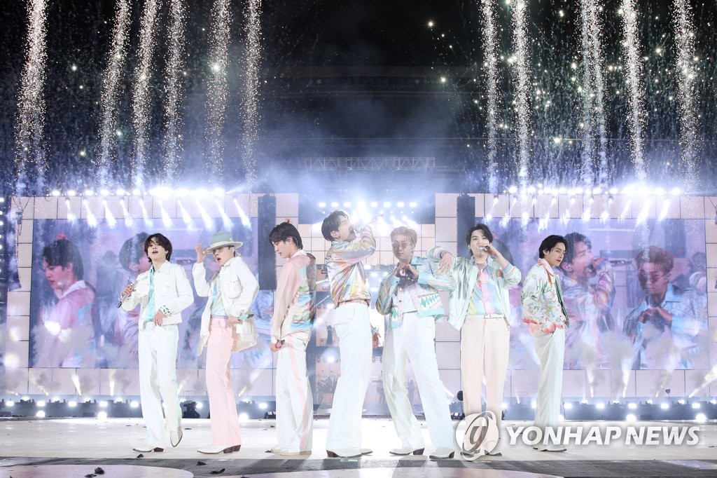 Le groupe de K-pop BTS se produit sur scène lors de son concert intitulé «BTS Permission to Dance On Stage – Seoul» au stade olympique de Jamsil dans le quartier de Songpa à Séoul, le jeudi 10 mars 2022. (Photo fournie par Big Hit Music. Revente et archivage interdits)