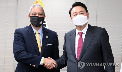 駐韓米国大使代理と握手