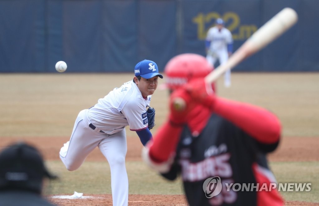 In this file photo from March 14, 2022, Yang Chang-seop of the Samsung Lions (L) pitches against the Kia Tigers during a Korea Baseball Organization preseason game at Daegu Samsung Lions Park in Daegu, some 300 kilometers southeast of Seoul. (Yonhap)