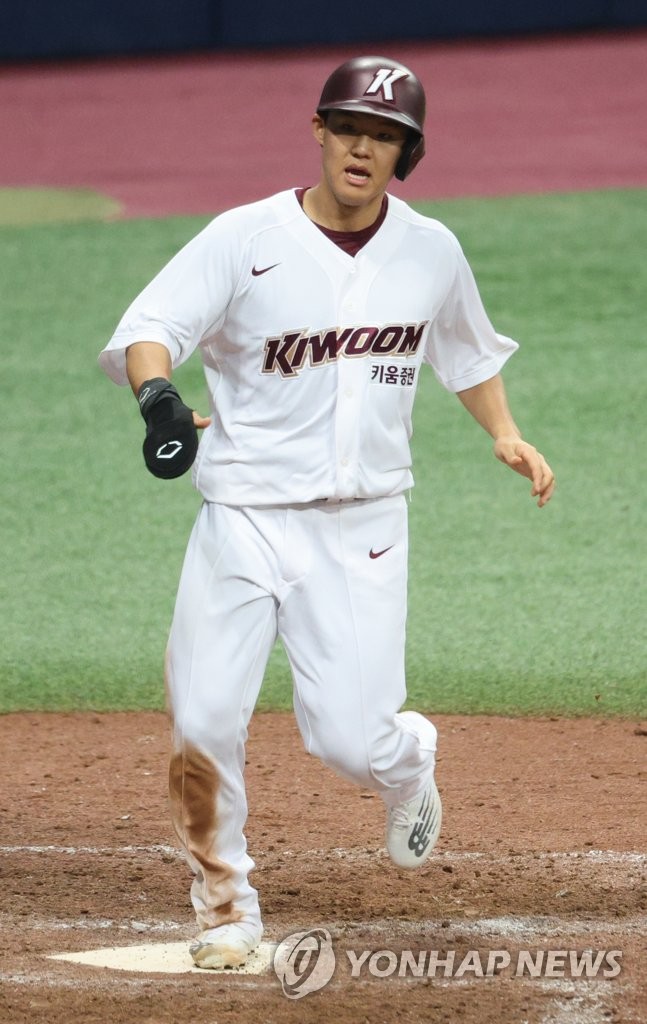 In this file photo from March 15, 2022, Park Chan-hyeok of the Kiwoom Heroes scores on a single by Kim Ju-hyung during the bottom of the ninth inning of a Korea Baseball Organization preseason game against the LG Twins at Gocheok Sky Dome in Seoul. (Yonhap)