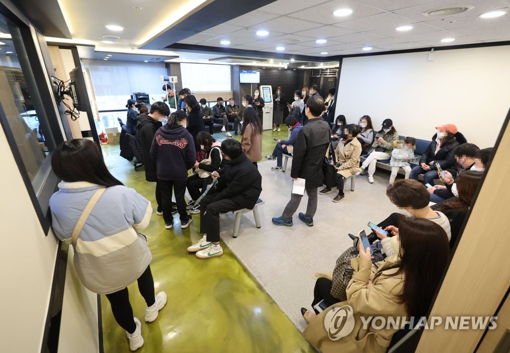 A private otolaryngology clinic in Seoul is packed with visitors waiting to take COVID-19 tests on March 17, 2022. (Yonhap) 