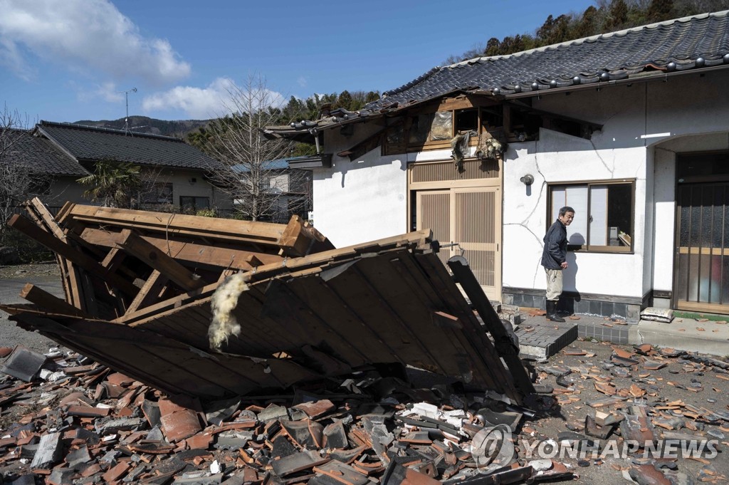 규모 7.4 강진에 지붕 무너져 내린 일본 미야기현 초밥집