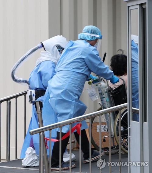 ソウル医療院。医療従事者が新型コロナ患者を移動させている＝２０日、ソウル（聯合ニュース）